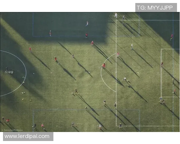 足球明星在绿茵场上展现风采的精彩瞬间脚踩足球的艺术之美